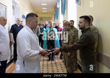 Kiev, Ukraine. 14th octobre 2022. Le président ukrainien Volodymyr Zelenskyy remet des prix d'État au personnel médical en l'honneur de la Journée des défenseurs de l'Ukraine dans un hôpital militaire, 14 octobre 2022 à Kiev, en Ukraine. Credit: Bureau de presse présidentiel ukrainien/Présidence ukrainienne/Alamy Live News Banque D'Images
