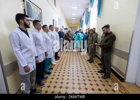Kiev, Ukraine. 14th octobre 2022. Le président ukrainien Volodymyr Zelenskyy remet des prix d'État au personnel médical en l'honneur de la Journée des défenseurs de l'Ukraine dans un hôpital militaire, 14 octobre 2022 à Kiev, en Ukraine. Credit: Bureau de presse présidentiel ukrainien/Présidence ukrainienne/Alamy Live News Banque D'Images