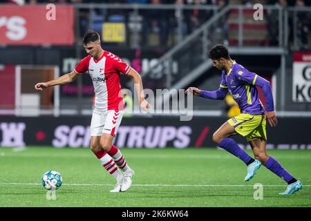 EMMEN - (lr) Jari Vlak du FC Emmen, Walid Ould-Chikh du FC Volendam pendant le match néerlandais entre le FC Emmen et le FC Volendam à de Oude Meerdijk on 14 octobre 2022 à Emmen, pays-Bas. ANP COR LASKER Credit: ANP/Alay Live News Banque D'Images