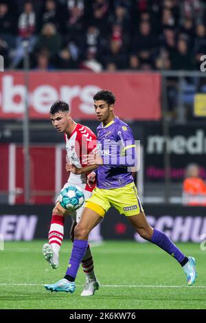 EMMEN - (lr) Jari Vlak du FC Emmen, Walid Ould-Chikh du FC Volendam pendant le match néerlandais entre le FC Emmen et le FC Volendam à de Oude Meerdijk on 14 octobre 2022 à Emmen, pays-Bas. ANP COR LASKER Credit: ANP/Alay Live News Banque D'Images