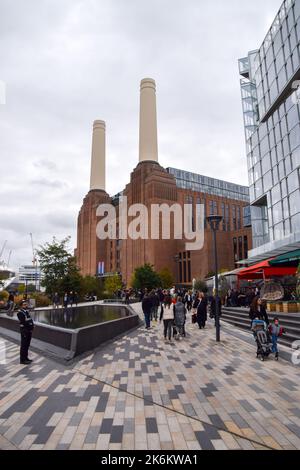 Londres, Royaume-Uni. 14th octobre 2022. Vue générale de Battersea Power Station car elle ouvre ses portes au public après quatre décennies. Après un vaste réaménagement, l'ancienne centrale électrique emblématique abrite maintenant des magasins, des restaurants, des bars, des bureaux (y compris Apple), et des appartements de luxe. Crédit : SOPA Images Limited/Alamy Live News Banque D'Images