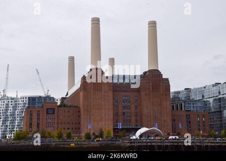 Londres, Royaume-Uni. 14th octobre 2022. Vue générale de Battersea Power Station car elle ouvre ses portes au public après quatre décennies. Après un vaste réaménagement, l'ancienne centrale électrique emblématique abrite maintenant des magasins, des restaurants, des bars, des bureaux (y compris Apple), et des appartements de luxe. (Photo de Vuk Valcic/SOPA Images/Sipa USA) crédit: SIPA USA/Alay Live News Banque D'Images