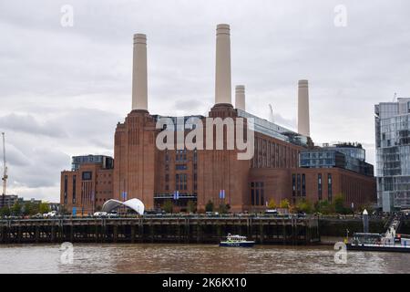 Londres, Royaume-Uni. 14th octobre 2022. Vue générale de Battersea Power Station car elle ouvre ses portes au public après quatre décennies. Après un vaste réaménagement, l'ancienne centrale électrique emblématique abrite maintenant des magasins, des restaurants, des bars, des bureaux (y compris Apple), et des appartements de luxe. (Photo de Vuk Valcic/SOPA Images/Sipa USA) crédit: SIPA USA/Alay Live News Banque D'Images