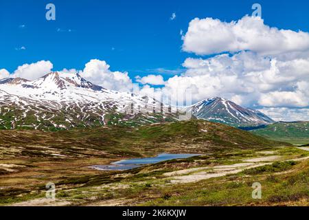 Vue panoramique vers l'ouest depuis Haines Highway vers le parc provincial Tatshenshini-Alsek et la chaîne d'Alsek ; Alaska ; États-Unis Banque D'Images