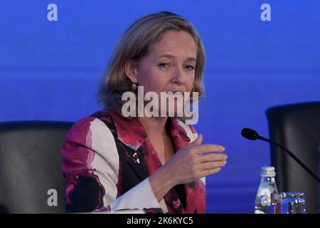 Washington DC, États-Unis. 14th octobre 2022. La présidente du Comité monétaire et financier international (CMFI), Nadia Calviño, et la directrice du FMI, Kristalina Georgieva, parlent aujourd'hui au cours d'une conférence de presse sur 14 octobre 2022 à HQ1/FMI à Washington DC, aux États-Unis. (Photo de Lénine Nolly/Sipa USA) Credit: SIPA USA/Alay Live News Banque D'Images