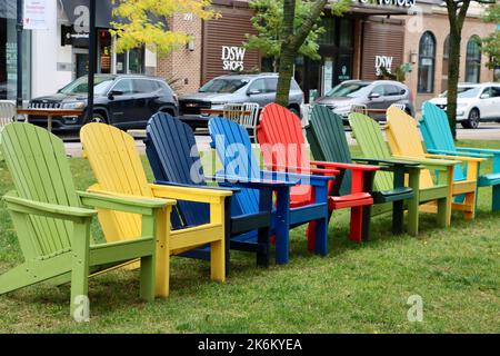 Chaises Adirondack multicolores dans le parc Crocker Park à Westlake, Ohio Banque D'Images