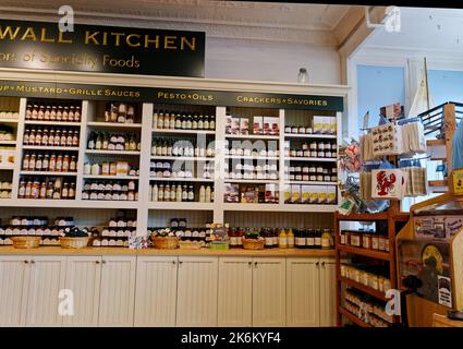 BAR HARBOUR, MAINE - 1 septembre 2022: Bar Harbour, sur la côte du Maine, a une population de seulement 5 000 mais les bateaux de croisière apportent 250 000 touristes a Banque D'Images