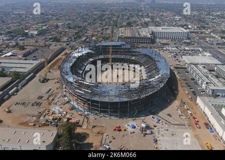 Une vue aérienne générale du chantier de construction du dôme Intuit, jeudi 29 septembre 2022, à Inglewood, Etalonnage L'Arena est l'avenir des LA Clippers. Banque D'Images