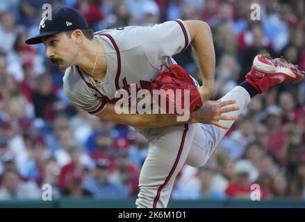 Philadelphie, États-Unis. 14th octobre 2022. Les braves d'Atlanta commençant le pichet Spencer Strider jette dans le premier repas contre les Phillies de Philadelphie dans un jeu de la série de division de la Ligue nationale au parc de la Banque de citoyens à Philadelphie vendredi, 14 octobre 2022. Photo de Ray Stubblebine/UPI. Crédit : UPI/Alay Live News Banque D'Images