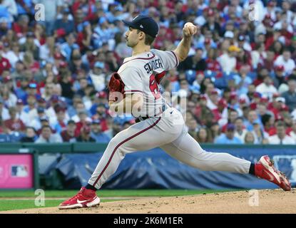 Philadelphie, États-Unis. 14th octobre 2022. Les braves d'Atlanta commençant le pichet Spencer Strider jette dans le premier repas contre les Phillies de Philadelphie dans un jeu de la série de division de la Ligue nationale au parc de la Banque de citoyens à Philadelphie vendredi, 14 octobre 2022. Photo de Ray Stubblebine/UPI. Crédit : UPI/Alay Live News Banque D'Images