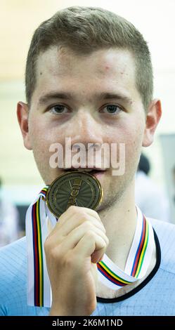 France. 14th octobre 2022. Le Belge Fabio Van Den Bossche embrasse sa médaille de bronze après la cérémonie de podium de la course de points hommes le troisième jour des Championnats du monde de piste de l'UCI, au vélodrome de Saint-Quentin-en-Yvelines à Montigny-le-Bretonneux, France, vendredi 14 octobre 2022. Les Championnats du monde ont lieu du 12 au 16 octobre 2022. BELGA PHOTO BENOIT DOPPAGNE crédit: Belga News Agency/Alay Live News Banque D'Images