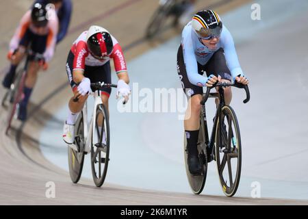 France. 14th octobre 2022. Lotte Kopecky belge photographiée en action pendant la course de points, partie de l'Omnium féminin, le troisième jour des Championnats du monde de piste UCI, au vélodrome de Saint-Quentin-en-Yvelines à Montigny-le-Bretonneux, France, le vendredi 14 octobre 2022. Les Championnats du monde ont lieu du 12 au 16 octobre 2022. BELGA PHOTO BENOIT DOPPAGNE crédit: Belga News Agency/Alay Live News Banque D'Images