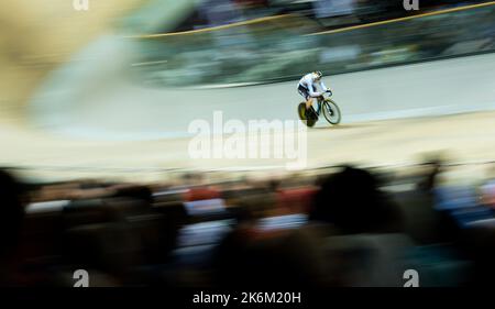 France. 14th octobre 2022. Lotte Kopecky belge photographiée en action pendant la course de points, partie de l'Omnium féminin, le troisième jour des Championnats du monde de piste UCI, au vélodrome de Saint-Quentin-en-Yvelines à Montigny-le-Bretonneux, France, le vendredi 14 octobre 2022. Les Championnats du monde ont lieu du 12 au 16 octobre 2022. BELGA PHOTO BENOIT DOPPAGNE crédit: Belga News Agency/Alay Live News Banque D'Images