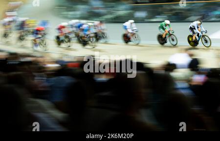 France. 14th octobre 2022. Lotte Kopecky belge photographiée en action pendant la course de points, partie de l'Omnium féminin, le troisième jour des Championnats du monde de piste UCI, au vélodrome de Saint-Quentin-en-Yvelines à Montigny-le-Bretonneux, France, le vendredi 14 octobre 2022. Les Championnats du monde ont lieu du 12 au 16 octobre 2022. BELGA PHOTO BENOIT DOPPAGNE crédit: Belga News Agency/Alay Live News Banque D'Images