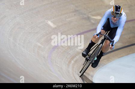 France. 14th octobre 2022. Lotte Kopecky belge photographiée en action pendant la course de points, partie de l'Omnium féminin, le troisième jour des Championnats du monde de piste UCI, au vélodrome de Saint-Quentin-en-Yvelines à Montigny-le-Bretonneux, France, le vendredi 14 octobre 2022. Les Championnats du monde ont lieu du 12 au 16 octobre 2022. BELGA PHOTO BENOIT DOPPAGNE crédit: Belga News Agency/Alay Live News Banque D'Images