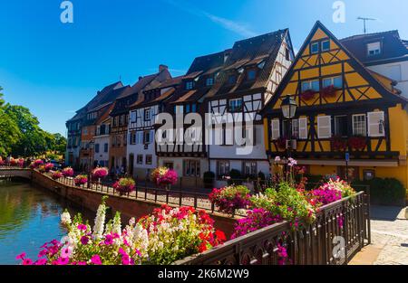 Façades médiévales colorées à colombages se reflétant dans l'eau, Colmar, France Banque D'Images