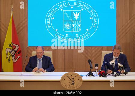 Palerme, Sicile, Italie. 14th octobre 2022. Nomination du nouveau Président de la région sicilienne, Renato Schifani, sénateur de Forza Italia, au Palais d'Orléans. RENATO SCHIFANI et LELLO MUSUMECI, ancien Président de la Sicile (Credit image: © Victoria Herranz/ZUMA Press Wire) Credit: ZUMA Press, Inc./Alay Live News Banque D'Images