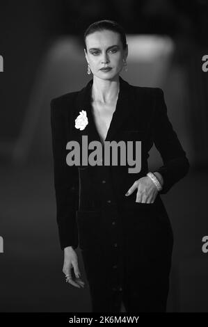 Rome, Italie. 13th octobre 2022. L'actrice italienne polonaise Kasia Smutniak arrive sur le tapis rouge pour la première "il Colibrì" lors du Festival du film de Rome 17th à l'Auditorium Parco Della Musica à Rome, Italie, jeudi, 13 octobre 2022. Photo de Rocco Spaziani/UPI crédit: UPI/Alay Live News Banque D'Images