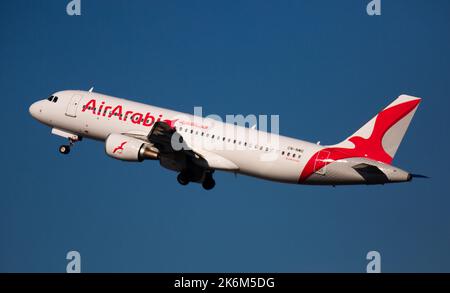 Air Arabia Airbus A320 CN-NMG décollage de l'aéroport de Barcelone Banque D'Images