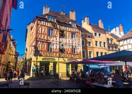 CHALON-SUR-SAONE, FRANCE - 2 AOÛT 2022 : rues de la ville avec vue sur les maisons à colombages Banque D'Images