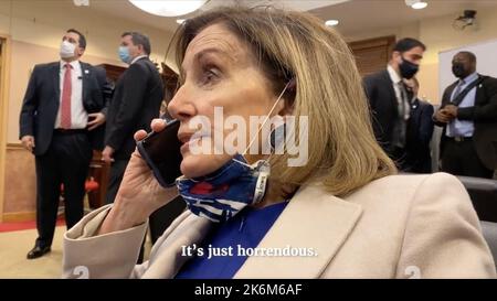 Washington DC, États-Unis. 14th octobre 2022. La Présidente de la Chambre Nancy Pelosi, D-CA, regarde la couverture télévisée de l'attaque de 6 janvier contre les États-Unis Capitol en parlant avec le gouverneur de Virginie Ralph Northam. Photo gracieuseté du Comité 6 janvier de la Chambre crédit: UPI/Alamy Live News Banque D'Images