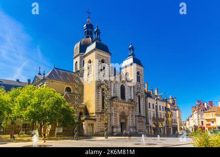 Église médiévale de Saint-Pierre sur la place Chalon-sur-Saône en été, France Banque D'Images