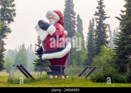 Immense statue extérieure du Père Noël ; pôle Nord ; Alaska ; États-Unis Banque D'Images