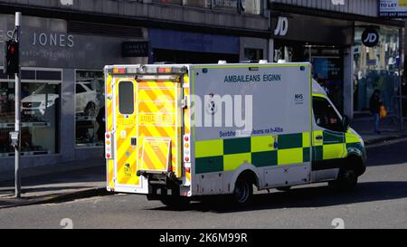 Voiture d'ambulance dans la ville d'Edimbourg - ermergency - EDIMBOURG, ECOSSE - 04 OCTOBRE 2022 Banque D'Images