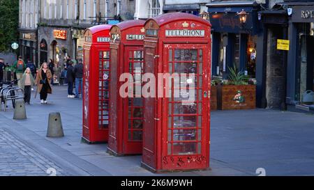 Cabines téléphoniques rouges dans la vieille ville d'Édimbourg - EDIMBOURG, ÉCOSSE - 04 OCTOBRE 2022 Banque D'Images