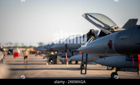 ÉTATS-UNIS Les faucons de combat F-16 de la Force aérienne affectés à la 24th aile Fighter, base de réserve interarmées de la Station aérienne navale Forth Worth (Texas), sont assis sur la ligne de vol pendant le Programme d'évaluation du système d'armes - est 23,01 à la base aérienne de Tyndall, Floride, le 5 octobre 2022. Le WSEP-E 23,01 a combiné LES EXERCICES D'ARCHER DE COMBAT et DE MARTEAU DE COMBAT, permettant aux unités participantes d'être évaluées non seulement sur l'emploi d'armes air-air normalement détenu à Tyndall, mais aussi sur les armes air-sol. (É.-U. Photo de la Force aérienne par le premier Airman Jacob Dastas) Banque D'Images