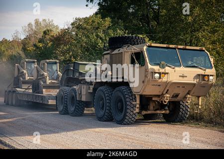 Les membres de la Garde nationale de l'Armée de l'Oklahoma préparent l'équipement à la collecte de marijuana illégalement cultivée, le 6 octobre 2022. La Garde nationale de l'Oklahoma a appuyé le Bureau des stupéfiants de l'Oklahoma en recueillant de grandes quantités de marijuana illégalement cultivée du 27 septembre au 7 octobre 2022. (Photo de la garde nationale de l'armée de l'Oklahoma par le SPC Tyler Brahic) Banque D'Images