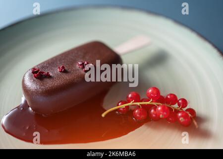 gros plan de gâteau pop dessert ou de crème glacée avec glaçage au bâton et au chocolat sur l'assiette Banque D'Images