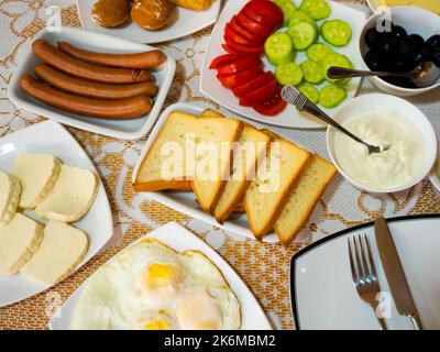 Petit-déjeuner dans un hôtel géorgien avec œufs, fromage et légumes frits Banque D'Images
