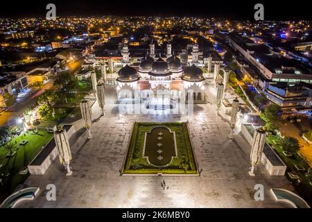 Aceh, Indonésie. 14 octobre 2022. Photo aérienne de la Grande Mosquée de Baiturrahman, Banda Aceh, à minuit. Banque D'Images