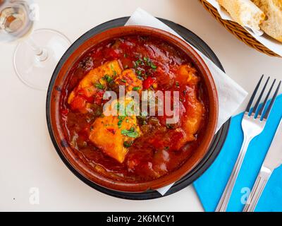 Morue frite avec légumes braisés, plat espagnol Banque D'Images