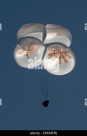 ÉTATS-UNIS. 14th octobre 2022. L'engin spatial SpaceX Crew Dragon Freedom est vu comme il atterrit avec les astronautes de la NASA Kjell Lindgren, Robert Hines, Jessica Watkins et l'astronaute de l'Agence spatiale européenne Samantha Cristoforetti à bord de l'océan Atlantique, au large des côtes de Jacksonville, en Floride, vendredi, 14 octobre 2022. Lindgren, Hines, Watkins et Cristoforetti reviennent après 170 jours dans l'espace dans le cadre des expéditions 67 et 68 à bord de la Station spatiale internationale. NASA. Crédit : UPI/Alay Live News Banque D'Images