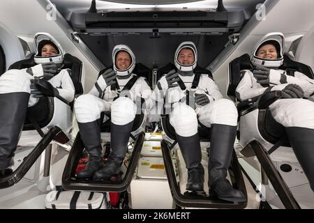 ÉTATS-UNIS. 14th octobre 2022. Jessica Watkins, astronautes de la NASA, à gauche, Robert Hines, Kjell Lindgren, Et Samantha Cristoforetti, astronaute de l'ESA (Agence spatiale européenne), à droite, sont vus à l'intérieur de l'engin spatial SpaceX Crew Dragon Freedom à bord du navire de récupération SpaceX Megan peu après avoir atterri dans l'océan Atlantique au large de la côte de Jacksonville, en Floride, vendredi, 14 octobre 2022. Lindgren, Hines, Watkins et Cristoforetti reviennent après 170 jours dans l'espace dans le cadre des expéditions 67 et 68 à bord de la Station spatiale internationale. NASA. Crédit : UPI/Alay Live News Banque D'Images