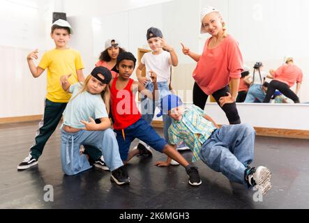 Joyeux danseuses de hip hop avec chorégraphe en studio de danse Banque D'Images