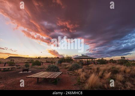 Des nuages orageux spectaculaires non saisonniers apportés par la Niña sur un campement de l'Outback au coucher du soleil, Rainbow Valley, territoire du Nord, territoire du Nord, territoire du Nord, Australie Banque D'Images