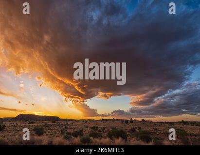 Des nuages orageux spectaculaires non saisonniers apportés par la Niña sur un campement de l'Outback au coucher du soleil, Rainbow Valley, territoire du Nord, territoire du Nord, territoire du Nord, Australie Banque D'Images