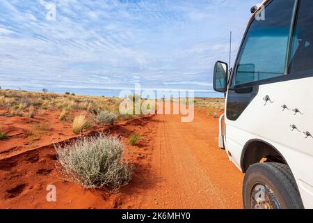 4WD Toyota Coaster Motorhome voyage hors route sur la piste de Binns dans le désert de Simpson, territoire du Nord, territoire du Nord, Australie Banque D'Images