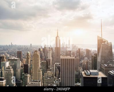 Gratte-ciel de New York avec vue aérienne au coucher du soleil Banque D'Images