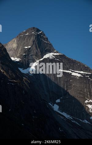 Stetinden est un sommet de granit de 1392 mètres de haut avec une forme obélisque dans la municipalité de Narvik, dans le comté de Nordland en Norvège Banque D'Images