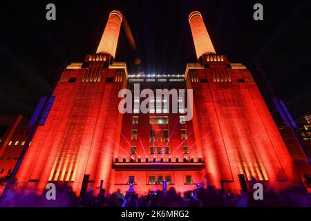 Londres, Royaume-Uni, 14th octobre 2022, la centrale électrique de Battersea a été ouverte par Sadiq Khan et Rita Kelly à 10am heures le 14th octobre 2022. Enfin, après 39 ans, il a été restauré avec la maison et les entreprises. La station s'est illuminée pour le spectacle électrisant de soirée par Arcadia Lord of Lightning., Andrew Lalchan Photography/Alay Live News Banque D'Images