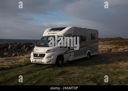 Parking campervan sur les rives de la mer de Norvège sur l'île Vestvågøya, dans l'archipel des Lofoten en Norvège. Banque D'Images