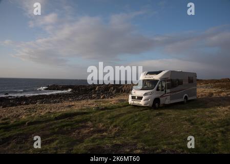 Parking campervan sur les rives de la mer de Norvège sur l'île Vestvågøya, dans l'archipel des Lofoten en Norvège. Banque D'Images