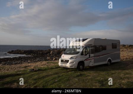 Parking campervan sur les rives de la mer de Norvège sur l'île Vestvågøya, dans l'archipel des Lofoten en Norvège. Banque D'Images