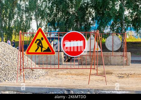 site de travaux routiers protégé par des blocs de béton et clôturé avec des panneaux d'avertissement et des panneaux routiers temporaires, aucun panneau d'entrée et travaux routiers en cours Banque D'Images