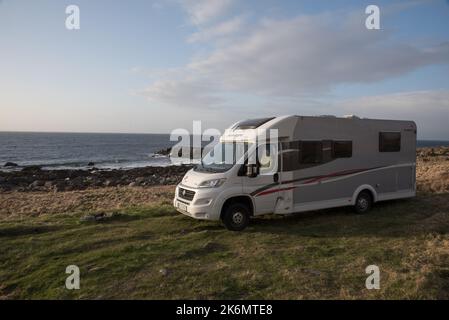 Parking campervan sur les rives de la mer de Norvège sur l'île Vestvågøya, dans l'archipel des Lofoten en Norvège. Banque D'Images