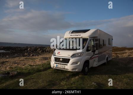 Parking campervan sur les rives de la mer de Norvège sur l'île Vestvågøya, dans l'archipel des Lofoten en Norvège. Banque D'Images